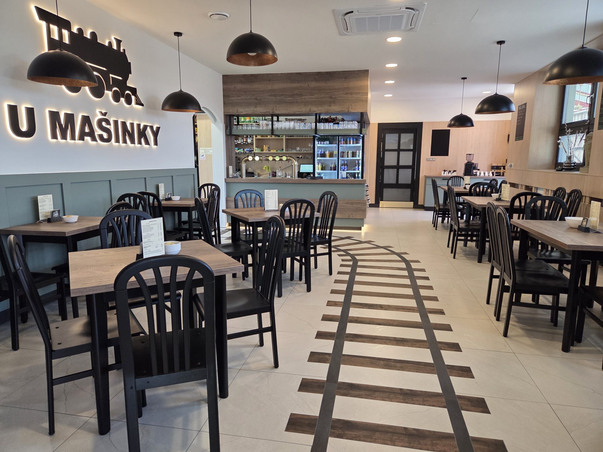 Interiér hospůdky U Mašinky s výčepem