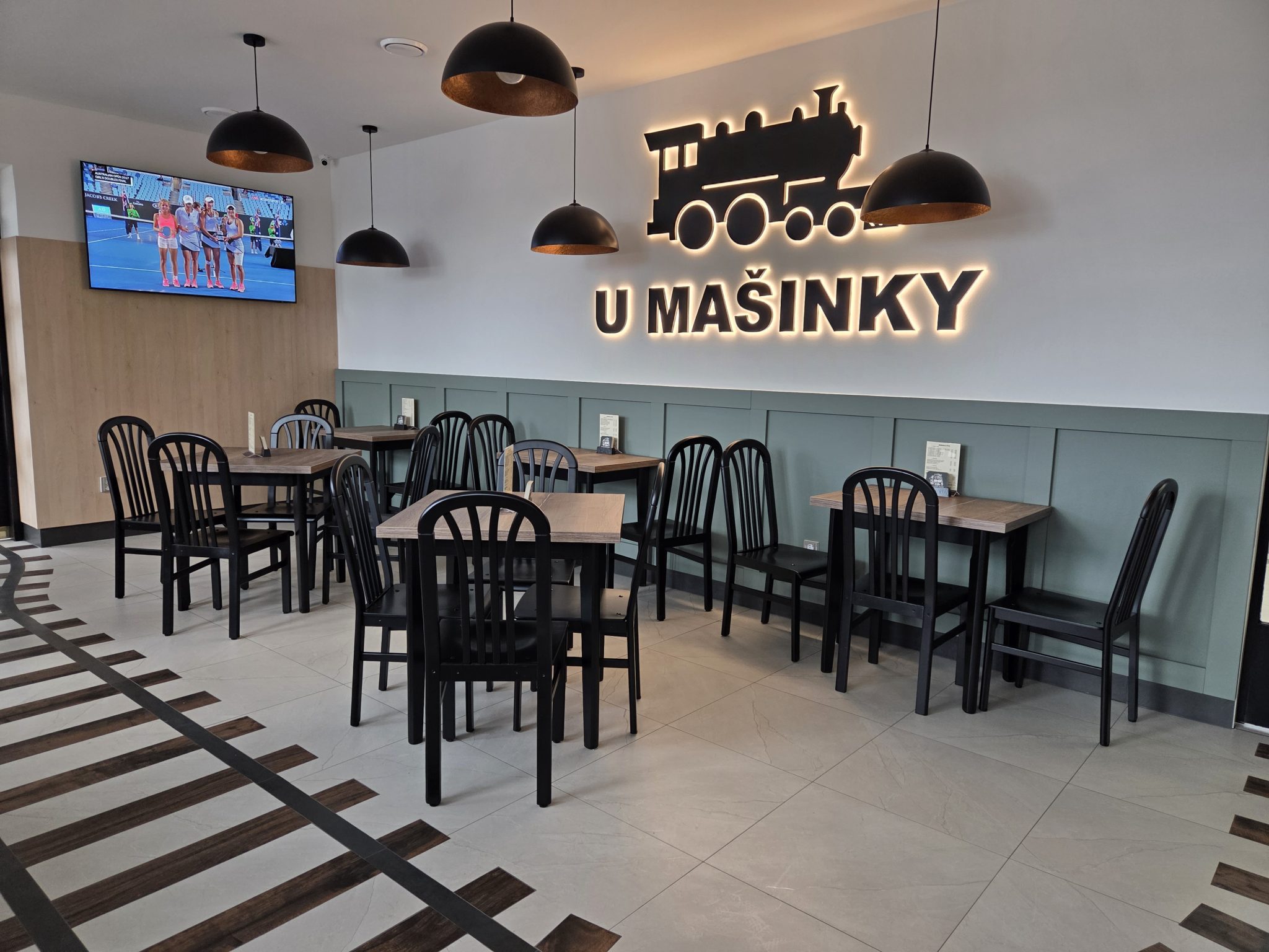 Posezení u sportovní televize v hospůdce U Mašinky